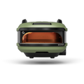 Der Gozney Tread Gas Pizzaofen Olive (Mobil) von pazzalovers.com ist ein kompakter, moderner Ofen für Ihre Outdoor-Küche. Er verfügt über eine elegante Frontöffnung mit orangefarbenem Innenleben und „GOZNEY“-Etikett an der Unterseite, das einen eleganten Kontrast zum schlichten schwarzen Hintergrund bildet.