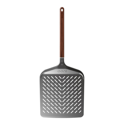 Der Ooni Pizzaschieber Signature Perforiert 12" von Ooni besitzt eine rechteckige, perforierte Metallklinge und einen langen Holzgriff - ideal zum mühelosen Ein- und Ausschieben von Pizzen.