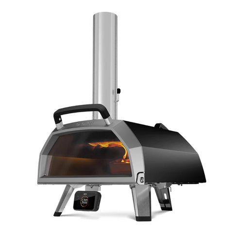 Der Ooni Karu 2 Pro Pizzaofen von Ooni ist ein moderner schwarz-silberner Mehrstoffofen mit sichtbarer Flamme, hohem Schornstein, digitaler Temperaturnabe an der Vorderseite und vier stabilen Metallfüßen.