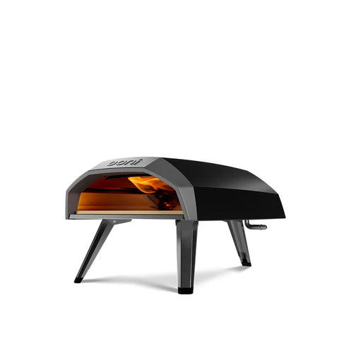 Der Ooni Koda 12 von Ooni ist ein kompakter schwarzer Gaspizzaofen mit klappbaren Beinen und einer sichtbaren Flamme, ideal für Pizzaabende im Freien, abgebildet auf einem schlichten weißen Hintergrund.