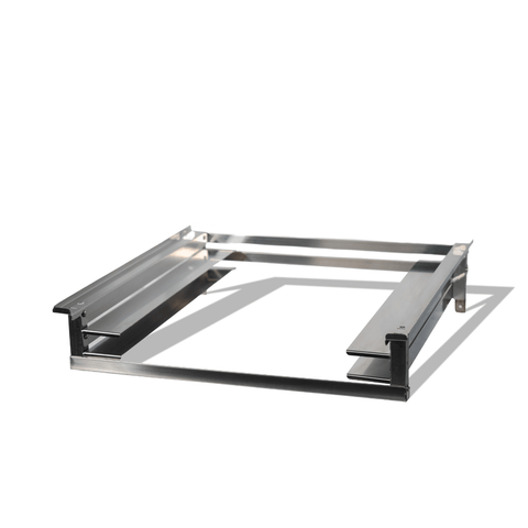 Ein rechteckiger Metallrahmen aus rostfreiem Stahl mit flachen, horizontalen Stäben auf jeder Seite, fotografiert auf Weiß - ein ideales Effeuno Ofen Stapel-Kit von Effeuno und perfektes Pizzaofen-Zubehör zum organisierten Stapeln.