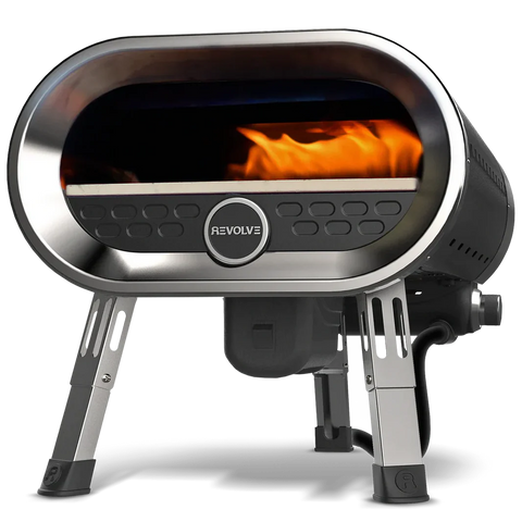 Der Revolve Gas Pizzaofen mit rotierendem Stein ist ein moderner Edelstahl-Pizzaofen von Revolve mit sichtbarer Flamme, breiter Öffnung, vier stabilen Beinen und einem automatisch rotierenden Stein für perfekt zubereitete Pizzen.