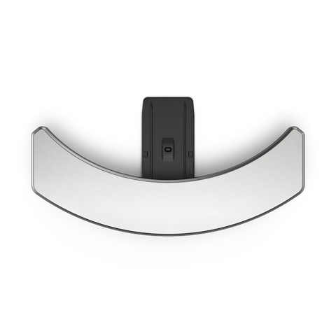 Eine Draufsicht auf Gozneys moderne, gebogene, silberne Schreibtischlampe mit einem dunklen zentralen Sockel vor schwarzem Hintergrund. Das Design der Lampe ist minimalistisch und elegant und betont ihre sanften Kurven und klaren Linien. Ihre Arc Mantel-Struktur besteht aus keramisch beschichtetem Edelstahl für zusätzliche Haltbarkeit und Eleganz.