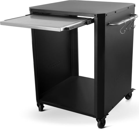 Der Cozze Outdoor-Tisch mit Ausziehtisch ist ein schwarzer, fahrbarer Metallwagen mit offener Front, ausziehbarem Tablett, seitlichen Haken und Griff - perfekt als Pizzaofen-Zubehör oder für Grill und Outdoor-Küche.
