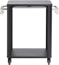 Der Cozze Outdoor-Tisch mit Ausziehtisch ist ein schwarzer Metallwagen mit offener Front, flacher Oberseite, unterer Ablage und seitlichen Griffen - ideal für den Einsatz im Freien oder zur Aufbewahrung von Pizzaofen-Zubehör. Vier Räder sorgen für leichte Mobilität.