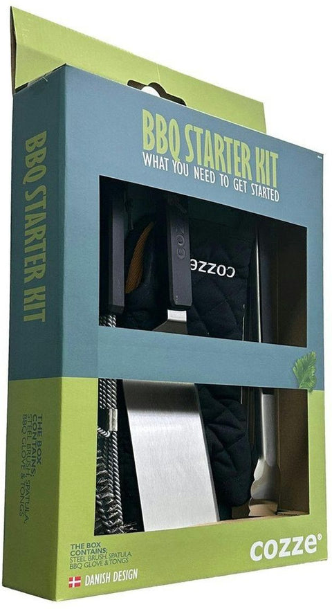 Eine grün-blaue Cozze BBQ Set 4-teilige Box enthält einen Spatel, eine Zange, eine Grillbürste und einen Handschuh als unverzichtbares Grillzubehör. Die Verpackung zeigt "WHAT YOU NEED TO GET STARTED" und "Danish Design" - Ihr ideales Edelstahl BBQ Set von Cozze.