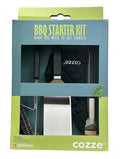 Das Cozze BBQ Set 4-teilig enthält einen Pfannenwender, eine Zange, eine Grillbürste und einen Ofenhandschuh in einer grünen Verpackung mit der Aufschrift "Was Sie brauchen, um loszulegen" und dem Markennamen "cozze" am unteren Rand.