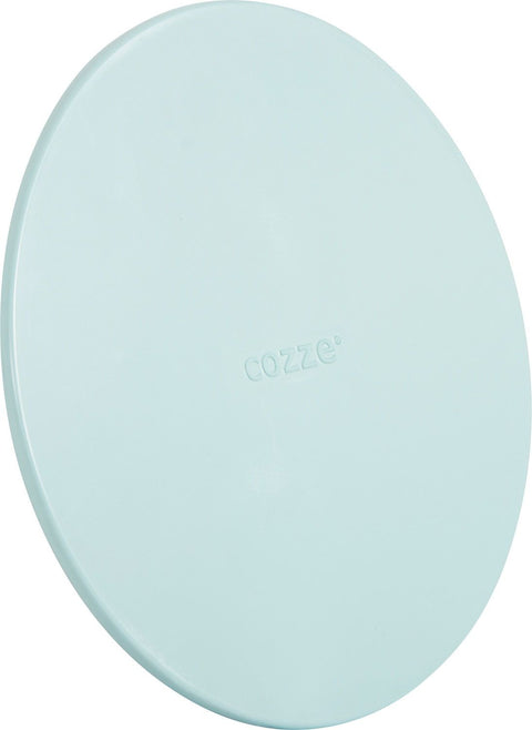 Das Cozze Pizzabrett aus Kunststoff 350x10mm in hellblau hat eine glatte, runde Oberfläche mit dem eingeprägten "cozze" in der Mitte. Dieses Pizzabrett ist ideal für pazzalovers.com-Fans und lässt sich leicht in der Spülmaschine reinigen.