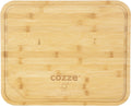 Das Cozze Pizzaschneidbrett 430x350x20mm ist ein rechteckiges Bambusbrett mit abgerundeten Ecken, einer Kantenrille und dem eingravierten "Cozze" sowie einem FSC-Zeichen. Perfekt für Holzpizzen oder zum Servieren von 17 Zoll-Pizzen. Marke: Cozze.