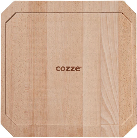 Das quadratische Schneidebrett aus Holz mit abgeschrägten Kanten und "Cozze"-Gravur ist das ideale Pizzaofen-Zubehör zum Servieren der Gerichte aus der Cozze Gusseisen-Wendepfanne mit Untersetzer 330x330mm. Seine glatte, leichte Oberfläche wertet jede Mahlzeit von Cozze auf.