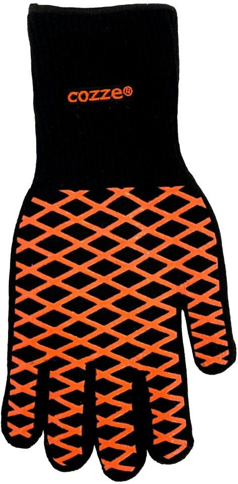 Der Cozze Pizzahandschuh 350°C ist ein schwarzer Handschuh mit orangefarbenem, rautenförmigem Griff und "Cozze"-Logo - perfekt für die sichere Handhabung Ihres Pizzaofens.
