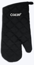 Der Cozze Pizzahandschuh 350°C ist ein schwarzer, gesteppter Ofenhandschuh mit weißer COZZE"-Stickerei, der für den Hitzeschutz und die sichere Benutzung des Pizzaofens konzipiert ist und eine praktische Aufhängeschlaufe an der oberen Ecke aufweist.