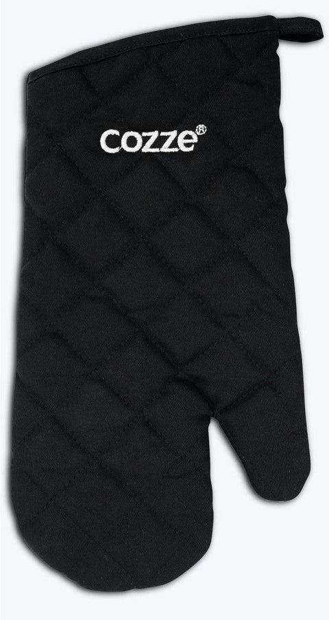 Der Cozze Pizzahandschuh 350°C ist ein schwarzer, gesteppter Ofenhandschuh mit weißer COZZE"-Stickerei, der für den Hitzeschutz und die sichere Benutzung des Pizzaofens konzipiert ist und eine praktische Aufhängeschlaufe an der oberen Ecke aufweist.
