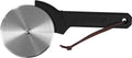 Der Cozze Pizzaschneider mit Softgrip 110mm besitzt eine große, scharfe Metallklinge, einen schwarzen Softgrip-Griff mit "COZZE"-Prägung und eine braune Lederschlaufe am Griffende.