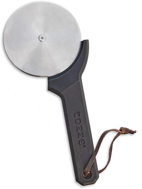 Der Cozze Pizzaschneider mit Softgrip 110mm verfügt über eine scharfe Metallklinge, einen schwarzen Softgrip-Griff mit Lederriemen und ist mit der Marke "Cozze" versehen - für müheloses Pizzaschneiden bei jedem Einsatz.