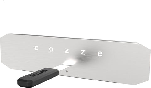Das Cozze Hitzeschild für 13 Zoll Pizzaofen Edelstahl ist eine Pizzatür aus rostfreiem Stahl von Cozze mit dem ausgeschnittenen Schriftzug "cozze" in Kleinbuchstaben und einem schwarzen Griff auf der linken Seite, konzipiert für 13-Zoll-Pizzaöfen.