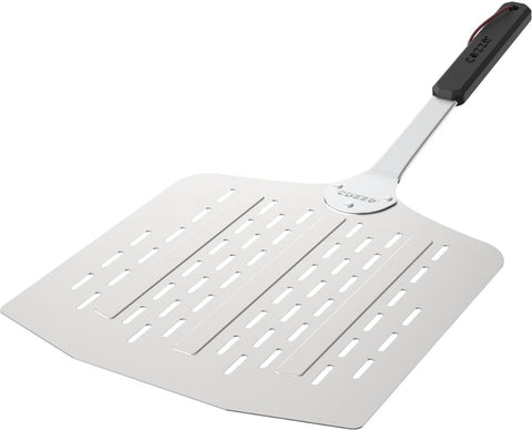 Die Cozze leichte Pizzaschaufel mit Löchern 66x30x30cm aus Aluminium ist ideal zum sicheren Übertragen von Pizzen in und aus dem Ofen.