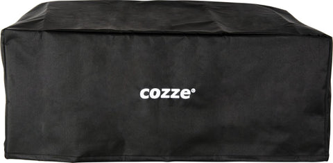 Die Cozze Abdeckung für die 800-Serie ist eine schwarze, rechteckige Abdeckung mit "cozze" in weißer Schrift, die aus wetterfestem Stoff hergestellt ist, um Ihren G-800 Grill oder andere Geräte vor den Elementen zu schützen.