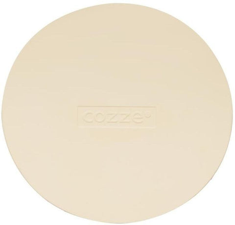 Ein beiger, runder Cozze Pizzastein für 13 Zoll Pizzaofen ROTATE von Cozze mit "COZZE"-Prägung in der Mitte, mit einer glatten Oberfläche für perfekte Backergebnisse in Ihrem Cozze 13 Zoll Pizzaofen.