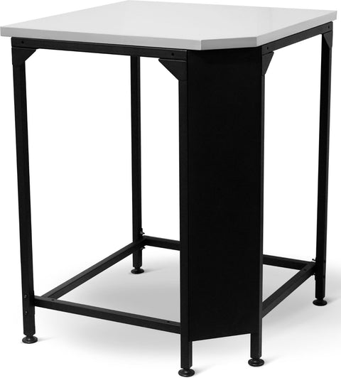 Ein kompakter, moderner Tisch von Cozze, der vom Cozze Eckschrank für Aussenküche mit Edelstahlplatte inspiriert ist. Er hat eine weiße, rechteckige Platte, schwarze Metallbeine mit einer schwarzen, vertikalen Platte und steht auf vier verstellbaren Füßen.