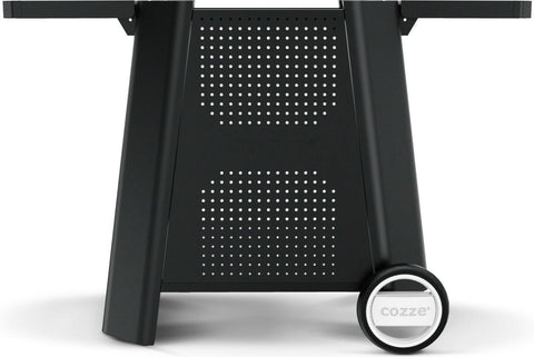 Nahaufnahme des unteren Teils des Cozze Outdoor-Tischs für E-500 Elektrogrill, G-500 Gasgrill und Plancha: schwarzer Metallständer mit zwei Beinen, perforierter Platte und einem runden "Cozze"-Rad - perfektes Pizzaofen-Zubehör.