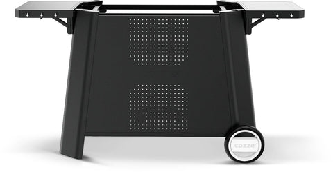 Der Cozze Premium-Wagen XL für die 800-Serie ist ein schwarzer Metallständer mit perforierten Platten, zwei Seitenablagen und einem großen Rad mit dem Cozze"-Logo für einfache Mobilität - ideal für Ihren Grill oder Pizzaofen.