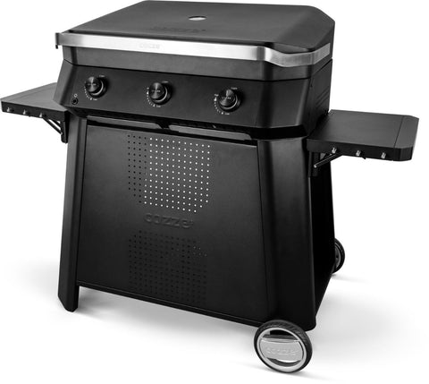 Der Cozze Premium-Wagen XL für die 800-Serie ist ein schwarzer Gasgrill für den Außenbereich mit drei Bedienelementen, zwei Seitenablagen, zwei Rädern für die Mobilität, einem schlanken, modernen Design, einer perforierten Frontplatte und dem Cozze"-Schriftzug.