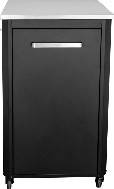 Die Cozze hohe Aussenküche 60 mit Edelstahlplatte ist ein schwarzer Metallschrank mit silbernem Griff, der sich ideal als Pizzastation oder für die Outdoor-Küche eignet und mit vier Rädern für eine einfache Mobilität ausgestattet ist.