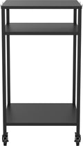 Der Cozze hoher Outdoor-Tisch 60 - schwarz von Cozze ist mit drei Ablageflächen und vier Rollen ausgestattet und eignet sich somit perfekt als Outdoor-Tisch oder als Ergänzung zu Ihrem Pizzaofen-Tisch. Entworfen für einfache Mobilität und bequeme Lagerung.