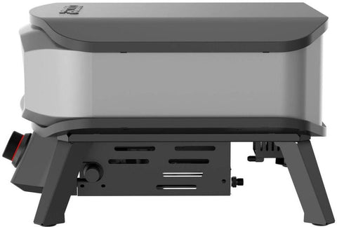 Seitenansicht des Cozze 13 Zoll Pizzaofen PREMIUM ROTATE, Gas 50mbar - CH-Regler: ein kompakter, rechteckiger Tischgrill für den Außenbereich mit schwarz/silberner Oberfläche, Bedienknöpfen, Lüftungsöffnungen, stabilen Beinen und drehbarem Pizzastein für vielseitiges, mobiles Kochen.