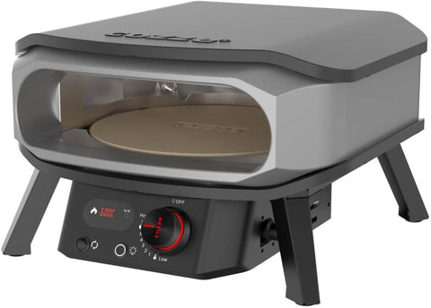 Der Cozze 13 inch Pizzaofen PREMIUM ROTATE von Cozze ist ein kompakter Outdoor-Ofen mit grauem und schwarzem Design, rundem, rotierendem Pizzastein und Frontblende samt Temperatureinstellungen. Gasbetrieb mit CH-Regler.