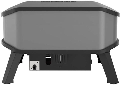 Der Cozze 13 Zoll Pizzaofen PREMIUM ROTATE, Gas 50mbar - CH-Regler von Cozze ist eine kompakte grau-schwarze Gas-Feuerstelle mit stabilen Beinen und einem Bedienknopf an der Vorderseite, ideal für die Kombination mit einem Pizzaofen oder einem rotierenden Pizzastein bei Outdoor-Veranstaltungen.