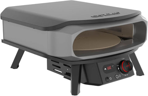 Der Cozze 17 Zoll Pizzaofen PREMIUM ROTATE, Gas 50mbar - CH-Regler verfügt über ein schwarz-graues Design, eine Steinbackfläche, digitale Bedienelemente mit Frontdisplay, kurze Beine, eine offene Vorderseite und einen rotierenden Pizzastein für perfekte neapolitanische Pizza.