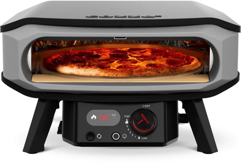 Der Cozze 17 Zoll Pizzaofen PREMIUM ROTATE von Cozze backt neapolitanische Pizza auf Stein, verfügt über eine digitale Temperaturanzeige von 450°C und hat einen vorderen Drehregler mit Heizstufen. Betrieben mit Gas (50mbar, CH-Regler).