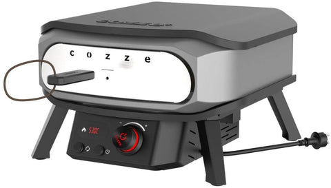 Der Cozze 13 Zoll Pizzaofen PREMIUM ROTATE (elektrisch, 230V, CH-Stecker) von Cozze ist kompakt in Schwarz und Silber gehalten und verfügt über eine digitale Temperaturanzeige, einen Bedienknopf, eine Pizzaschaufel in der Öffnung und ein Stromkabel auf der rechten Seite.
