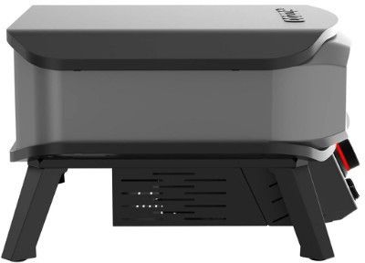 Der Cozze 13 Zoll Pizzaofen PREMIUM ROTATE, elektrisch 230V (CH-Stecker), ist ein kompakter grauer Ofen mit schwarzen Beinen, einer belüfteten Seitenwand und einem innovativen rotierenden Pizzastein für perfekte Pizzen bei jeder Gelegenheit.