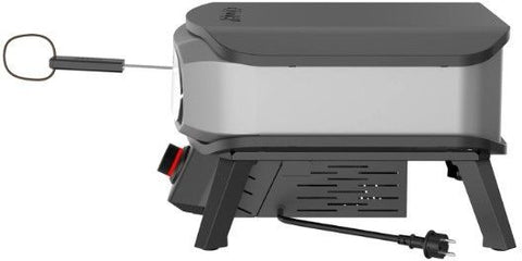 Der Cozze 13 Zoll Pizzaofen PREMIUM ROTATE, elektrisch 230V (CH-Stecker) von Cozze hat ein kompaktes, schwarz-silbernes, rechteckiges Design, steht auf vier Beinen, hat ein Stromkabel und eine Metallthermometersonde für präzises Kochen.