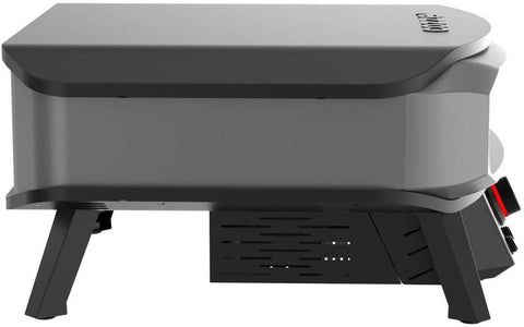 Eine Seitenansicht des Cozze 17 Zoll Pizzaofen PREMIUM ROTATE, elektrisch 230V - CH-Stecker von Cozze: ein moderner, kompakter schwarz-grauer Elektro-Pizzaofen mit angewinkelten Beinen, drehbarem Pizzastein und belüftetem Unterteil.
