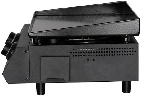 Die Cozze G-400 Plancha, Gas 50mbar - CH-Regler von Cozze ist ein eleganter schwarzer Gasgrill mit links angeordneten Knöpfen, erhöhten Kanten und einer geneigten Oberfläche - ein idealer und stilvoller Gasgrill für Ihren Balkon.