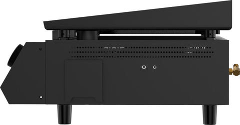 Seitenansicht der Cozze G-700 Plancha, Gas 50mbar - CH-Regler: ein schwarzer, rechteckiger Gasgrill von Cozze mit schrägem Deckel, Lüftungslöchern, kleinen Beinen, rechtsseitigem Gasventil und einer leicht zu reinigenden emaillierten Kochfläche.