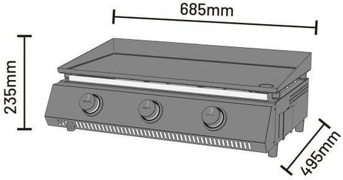 Der Cozze G-700 Plancha Gas 50mbar - CH-Regler ist ein rechteckiger Gasgrill von Cozze mit emailliertem Kochfeld, drei Bedienknöpfen und den in der schwarz-weißen Strichzeichnung dargestellten Abmessungen von 685mm Breite, 235mm Höhe und 495mm Tiefe.