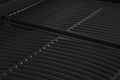 Nahaufnahme der schwarzen Grillroste des Cozze E-500 Grill, elektrisch 230V mit CH-Stecker-ideal für Balkongrillen mit praktischer Zwei-Zonen-Technik von Cozze.