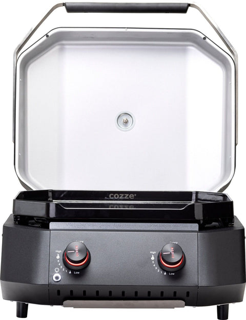 Die Cozze G-500 Plancha mit Deckel (Gas 50mbar & CH-Regler) von Cozze ist ein kompakter Gasgrill mit silbernem Deckel, zwei Reglern mit roten Akzenten - ideal für Grillfans, die eine Gusseisen-Plancha bevorzugen.