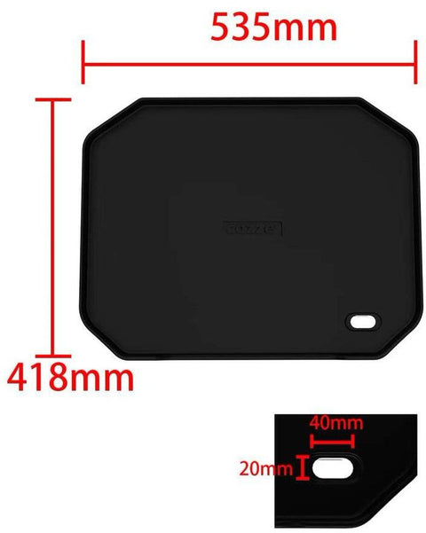 Eine schwarze, rechteckige Matte mit abgeschrägten Ecken und einem ausgeschnittenen Loch, 535mm x 418mm - perfekt für den Gebrauch mit der Cozze G-500 Plancha mit Deckel, Gas 50mbar - CH-Regler von Cozze.