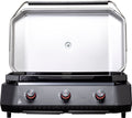 Der Cozze G-800 Plancha mit Deckel, Gas 50mbar - CH-Regler von Cozze ist ein eleganter schwarz-silberner Outdoor-Gasgrill mit drei roten Knöpfen und einem offenen Deckel - ideal für Ihre Outdoor-Küche oder in Kombination mit Gusseisen-Grill-Zubehör.
