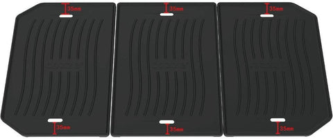 Bei der Cozze G-800 Plancha mit Deckel, Gas 50mbar - CH-Regler von Cozze sind drei schwarze, rechteckige Platten mit Gusseisen-Oberfläche und geschwungenen Rillen, die oben und unten mit 35mm Schlitzen versehen sind, nebeneinander angeordnet.