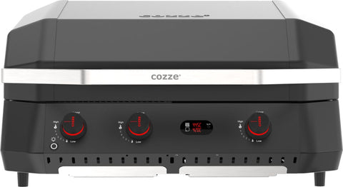 Ein schwarzer Cozze G-800 COMBO Plancha-Grill (Gas 50mbar, CH-Regler) mit 3 Brennern, roten Bedienknöpfen, einem zentralen elektronischen Display und Edelstahl-Akzenten über den Bedienelementen. Einschließlich Warmhalterost, Plancha und Grill. Deckel geschlossen, Frontplatte sichtbar.