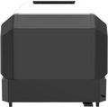 Die Abbildung zeigt die Rückseite eines schwarz-grauen Cozze G-800 COMBO Plancha-Grill, Gas 50mbar mit CH-Regler, mit einer flachen Oberseite und einem kleinen vorspringenden Teil unten rechts.