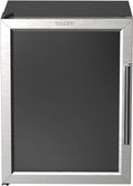 Der Cozze Kühlschrank 60L mit Stahlrahmen (230V, CH-Stecker) hat eine elegante Edelstahl- und Glasfront, einen vertikalen Griff auf der rechten Seite und das Cozze-Logo auf der Oberseite - perfekt für Ihre Outdoor-Küche.