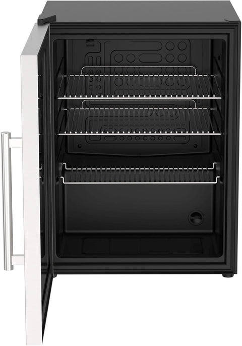 Der Cozze Kühlschrank 60L mit Stahlrahmen, elektrisch 230V - CH-Stecker verfügt über eine Tür aus Edelstahl, drei Drahtböden und eine schwarze Innenausstattung - ideal für jede Outdoor-Küche von Cozze.